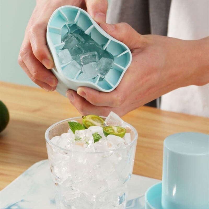 Ice cubes ready in one gesture, without breaking or effort (x2) 