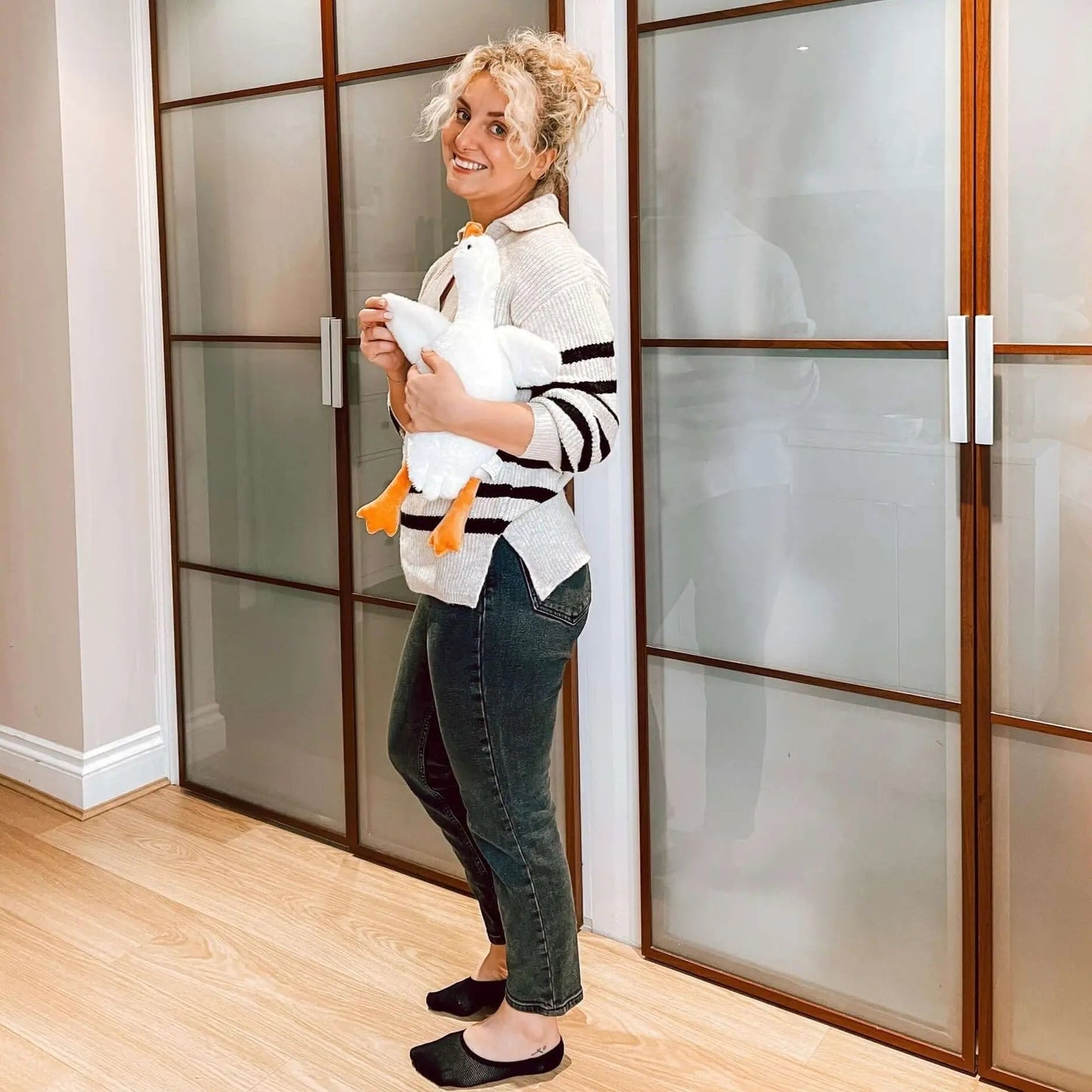 העניקו לעצמכם רגע של רכות עם כרית הבחורה הענקית בצורת אווז 