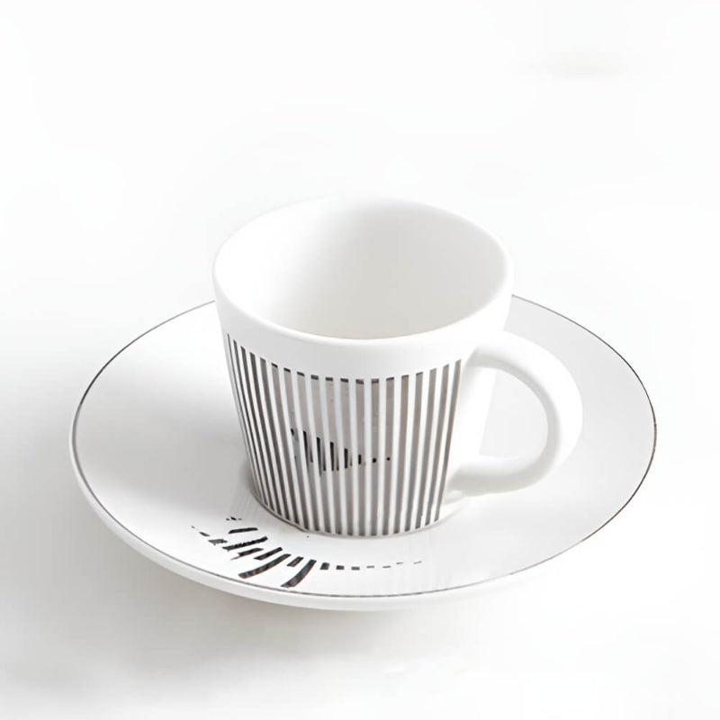 Un caffè stiloso con una tazza che svela un segreto 