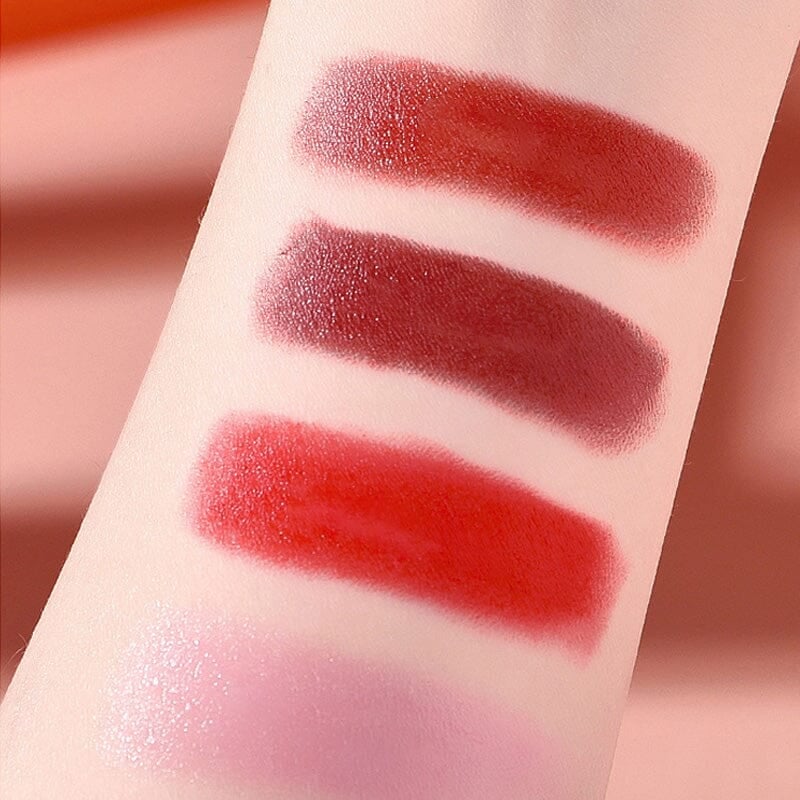 シックなハンドバッグに入ったマットリップスティック 